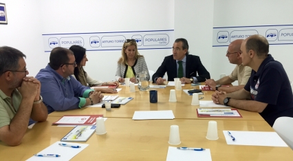 Arturo Torró, candidato del PP de Gandia, se reúne con representantes sindicales para presentarles un plan de trabajo
