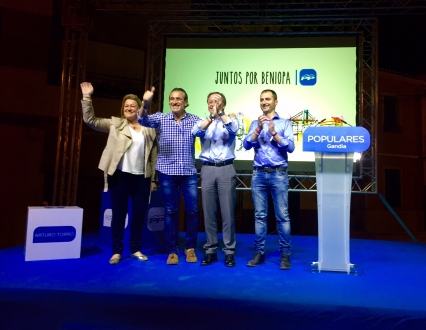 El PP de Gandia celebró anoche una cena mitin en la plaza mayor de Beniopa