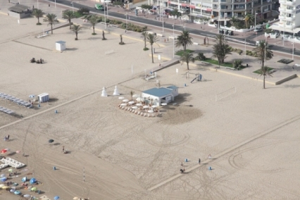 El PSOE de Gandia acusa al PP de regalar los chiringuitos de la playa para 10 años