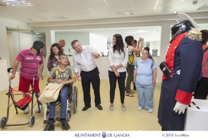 El nuevo Retén de la Policía Local de Gandia recibe la visita de Espurna