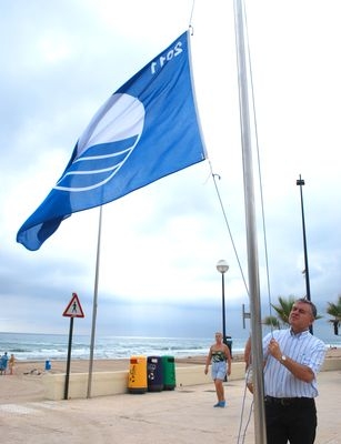 La Diputación de Valencia acondiciona la playa de Miramar con la bandera azul