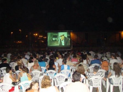 La Asociación de Vecinos del Raval de Gandia organiza sesiones de cine al aire libre