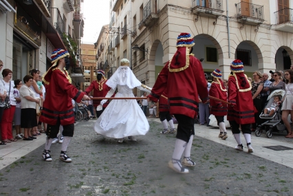 Los bailes tradicionales de Gandia preceden la procesión del Corpus Cristi
