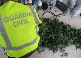 La Guardia Civil detiene a dos personas en Real de Gandia por tráfico de drogas