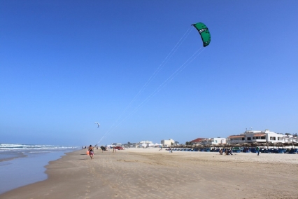 La playa de Miramar arranca la temporada estival con todos los servicios en pleno funcionamiento
