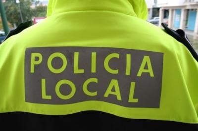 Una mujer devuelve a la policía de Gandia una cartera que se encontró con 1.400 euros