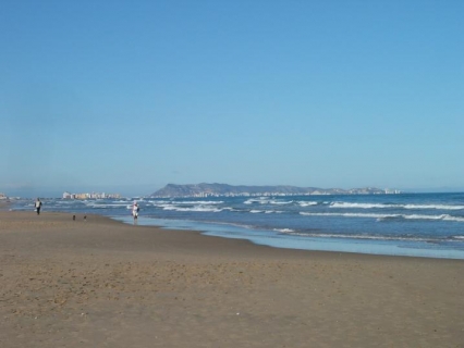 El ayuntamiento de Gandia contrata a cuatro personas para tareas de mantenimiento en la playa