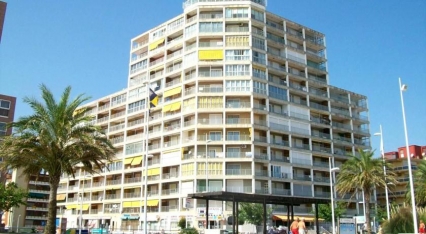 Fallece una chica en la playa de Gandia al precipitarse de un edificio