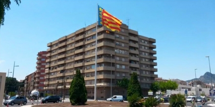 El Partido Popular de Gandia insiste en que la bandera y el mástil costó 8.400 euros