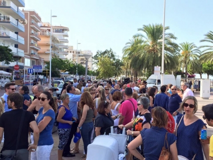 En Gandia se manifiestan un centenar de personas para protestar por las políticas turísticas del nuevo ejecutivo