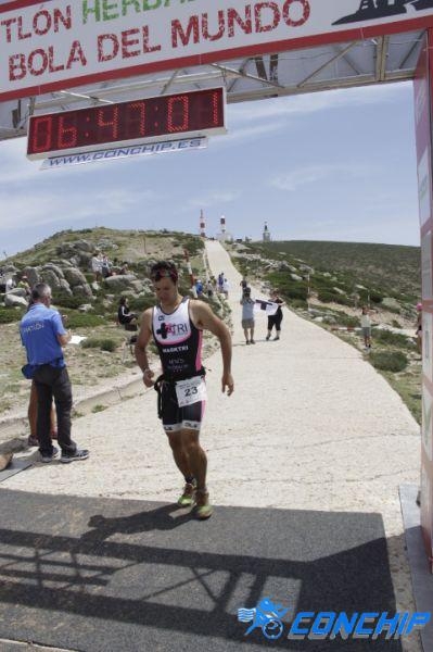 El triatleta gandiense Kevin Fuster consigue la primera posición de la categoría
