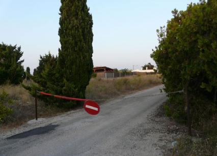 Lío con los caminos de acceso a los chiringuitos de Oliva