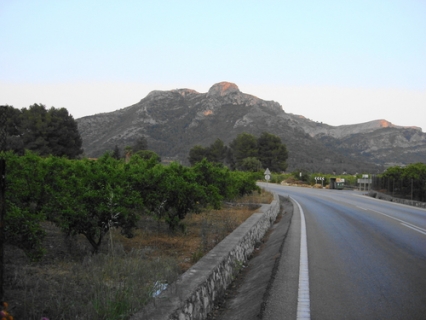 En Marxuquera se producen varios accidentes por una mancha de alquitrán en la carretera