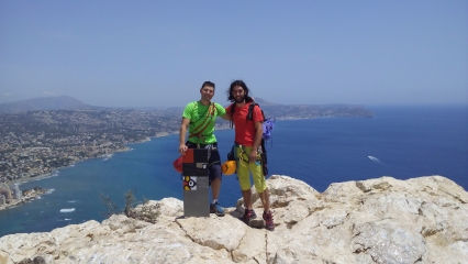Miembros del Centre Excursionista de Tavernes de la Valldigna escalan el Penyal d’Ifach