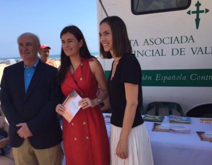 La playa de Gandia acoge una unidad móvil de la AECC para informar sobre el cáncer de piel