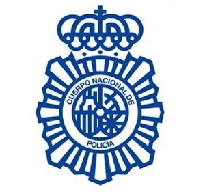 En Gandia, la Policía Nacional saca del mar a un hombre que escapaba por no ser detenido