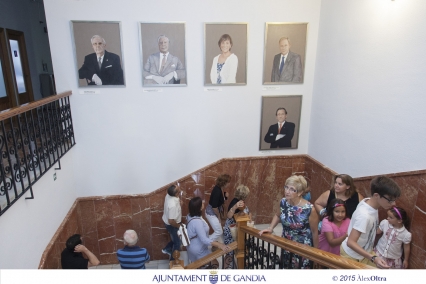 El ayuntamiento de Gandia recibe a medio centenar de personas en sus visitas guiadas