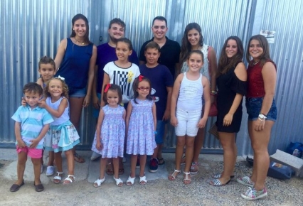 Los representantes de la Falla Plaça Prado de Gandia visitan el taller de su monumento infantil para el año 2016