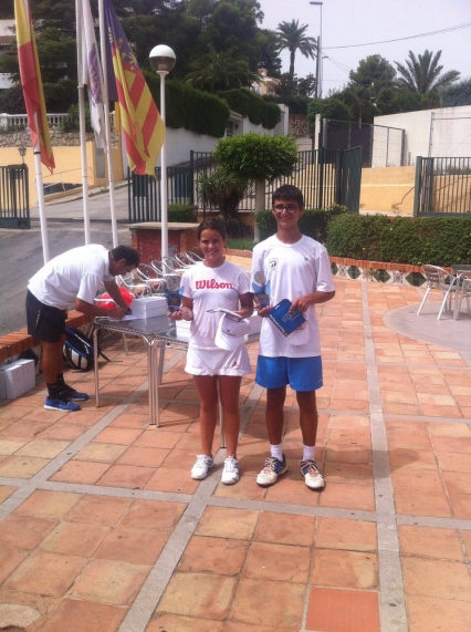 Los jóvenes tenistas de Gandia destacan en el torneo juvenil de Alzira