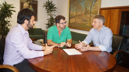 En Oliva, el diputado de Cooperación Municipal, Emili Altur atiende las solicitudes del Ayuntamiento