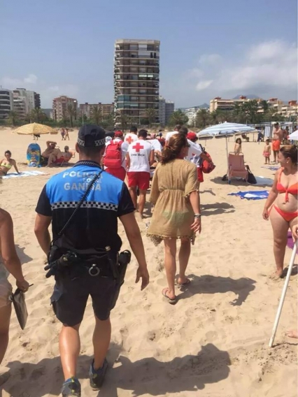 En la Playa de Gandia se desvanece una mujer
