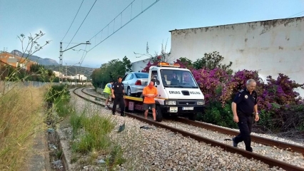 En Gandia, un hombre ebrio pasa a disposición judicial por circular por las vías del tren