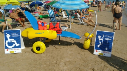 Cruz Roja Gandia refuerza el servicio de baño adaptado en la Playa Norte de la ciudad ducal