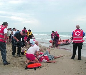 Cruz Roja de Gandia realiza más de 1.600 intervenciones en la playa durante el mes de julio