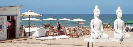 Los chiringuitos de la playa de Gandia, un atractivo más para sus turistas