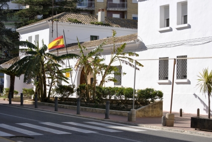 En Ador, un conductor atropella a dos Guardias Civiles tras ser identificado