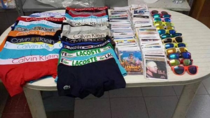 La Policía Local de Gandia incauta material falsificado en la playa