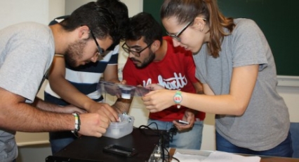 Los estudiantes de la UPV del Campus de Gandia aprenden física realizando experimentos prácticos y grabando videos