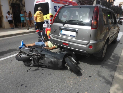 En Gandia, colisiona una motocicleta con un turismo provocando heridos