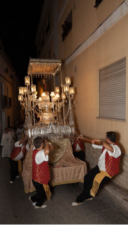 Las fiestas del Rebollet de Oliva celebran el besamanos a la Madre de Diós y el Día de la Ofrenda