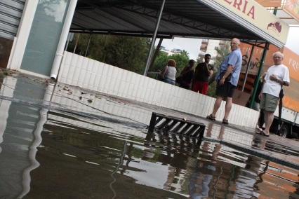 Vecinos y comerciantes de la playa de Gandia muestran su malestar ante las inundaciones