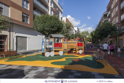 El Gobierno de Gandia abre al público los juegos infantiles de la calle Tosal