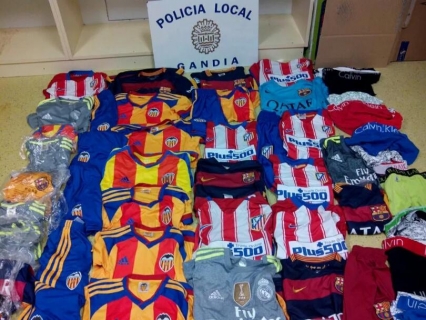 La Policía Local se incauta de 60 equipamientos futbolísticos falsificados