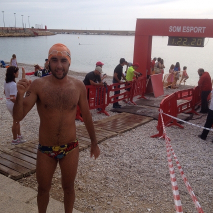 El triatleta de Gandia Joan Fuster, vence en categoría Senior en la sexta Travesía de Natación a Jávea