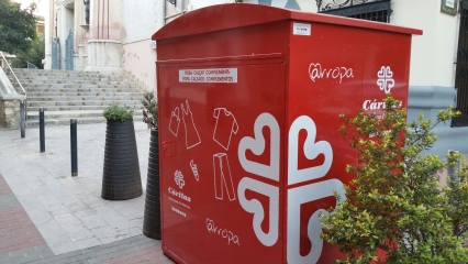 Tavernes instala dos contenedores de recogida de ropa para Cáritas