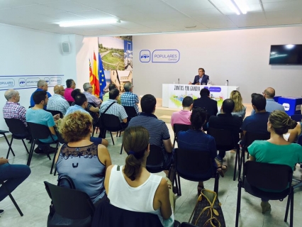 Los populares de Gandia al lado de Arturo Torró y Víctor Soler