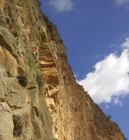 En Tavernes de La Valldigna, el centro excursionista realiza la escalada a la vía Botri 1
