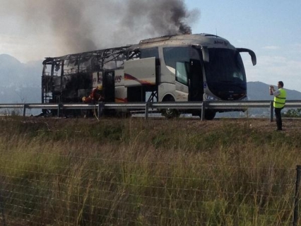 Se incendia un autobús en la AP-7 en Oliva con 13 personas abordo