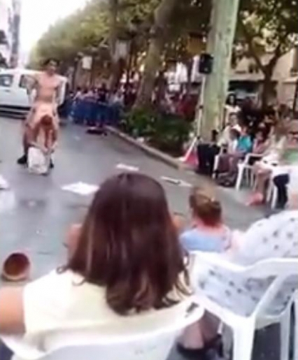 Una actuación de teatro en la Feria de Gandia enciende las redes sociales