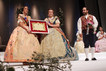 Lluna Garcia accede al trono de Fallera Mayor Infantil de Gandia 2016