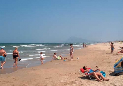 Localizan flotando a un hombre de 50 años en la playa Aigua Morta de Oliva