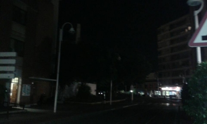 Vecinos del Grau y playa de Gandia denuncian que las farolas no van por las noches