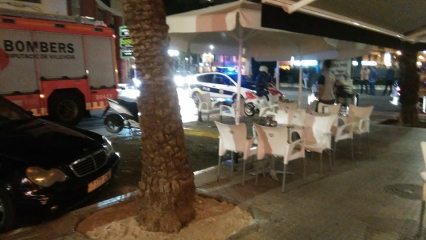 Policía y Bomberos acuden a un restaurante de Gandia desalojado por un incendio.