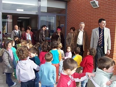 La AMPA del CEIP El Castell de Almoines se concentra para pedir mejoras en el centro