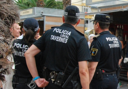 La Policía Local de Tavernes detiene a dos hombres por violencia de género