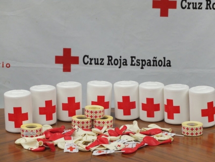 Las Falleras Mayores de Gandia se suman a Cruz Roja en el día de la Banderita
